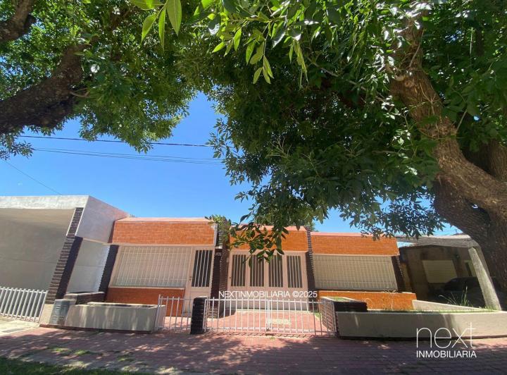 Casa · 200m² · 5 Ambientes · 2 Cocheras