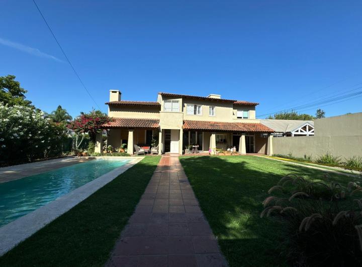 Casa · 270m² · 3 Dormitorios · 2 Cocheras