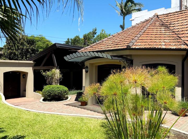 Casa · 370m² · 6 Ambientes · 3 Cocheras