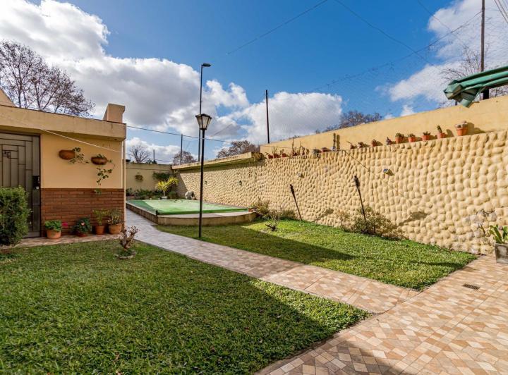 Casa · 241m² · 6 Ambientes · 1 Cochera
