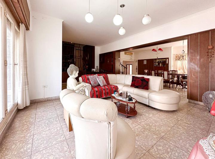 Casa · 232m² · 5 Ambientes · 2 Cocheras