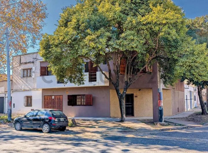 Casa · 214m² · 10 Ambientes · 1 Cochera