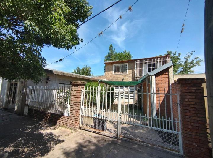 Casa · 248m² · 9 Ambientes · 2 Cocheras