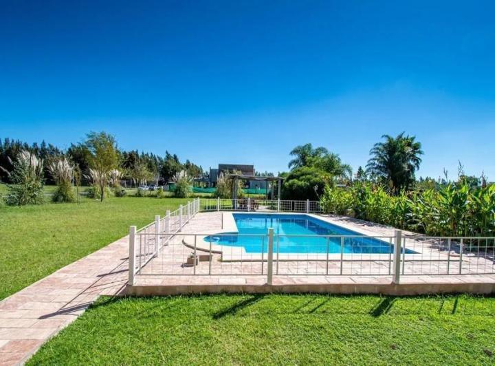 Casa · 300m² · 6 Ambientes · 4 Cocheras