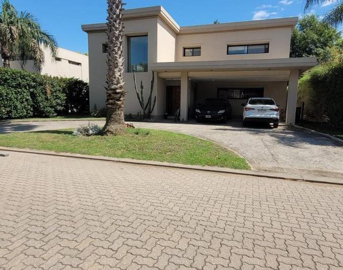 Casa · 800m² · 9 Ambientes · 2 Cocheras