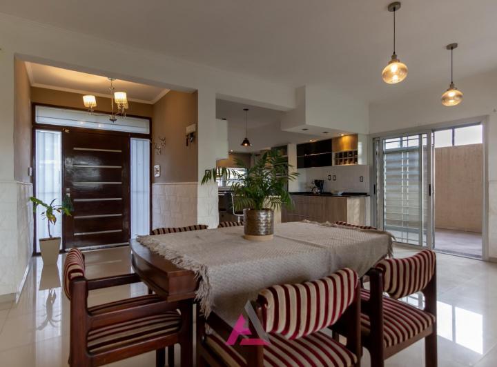 Casa · 250m² · 8 Ambientes · 2 Cocheras