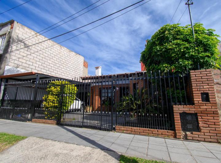Casa · 234m² · 5 Ambientes · 1 Cochera