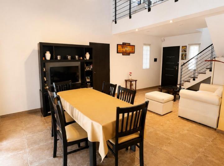 Casa · 360m² · 5 Ambientes · 1 Cochera
