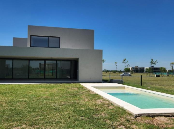 Casa · 297m² · 7 Ambientes · 3 Cocheras