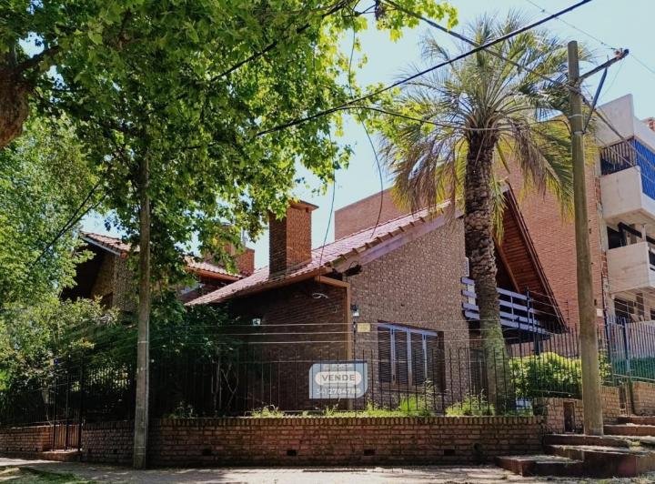 Casa · 301m² · 7 Ambientes · 1 Cochera