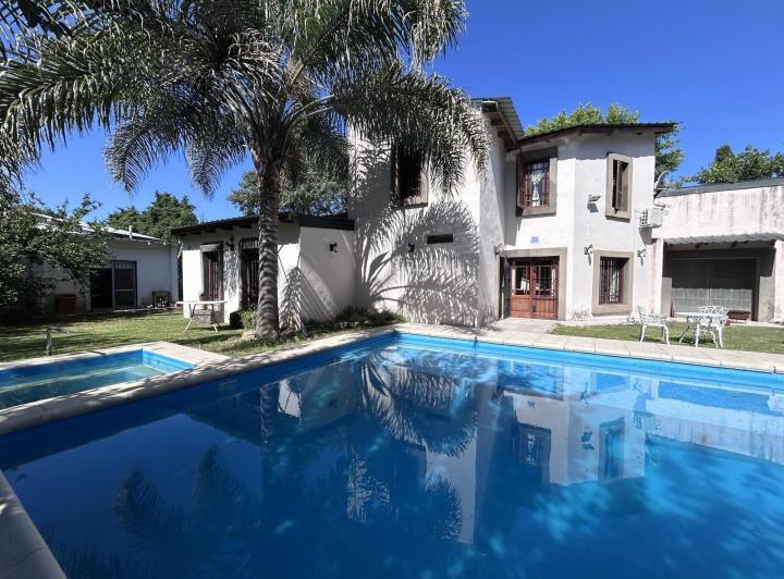 Casa · 348m² · 8 Ambientes · 2 Cocheras