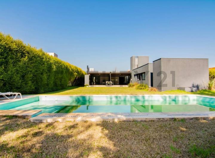 Casa · 215m² · 6 Ambientes · 2 Cocheras