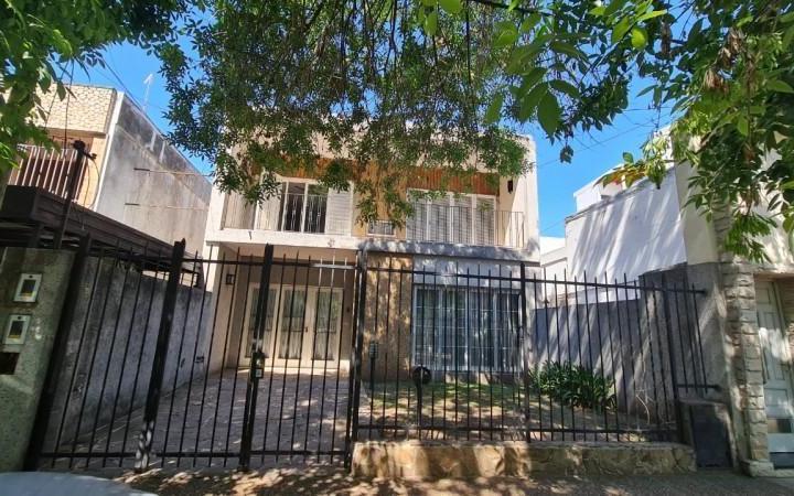 Casa · 220m² · 7 Ambientes · 1 Cochera
