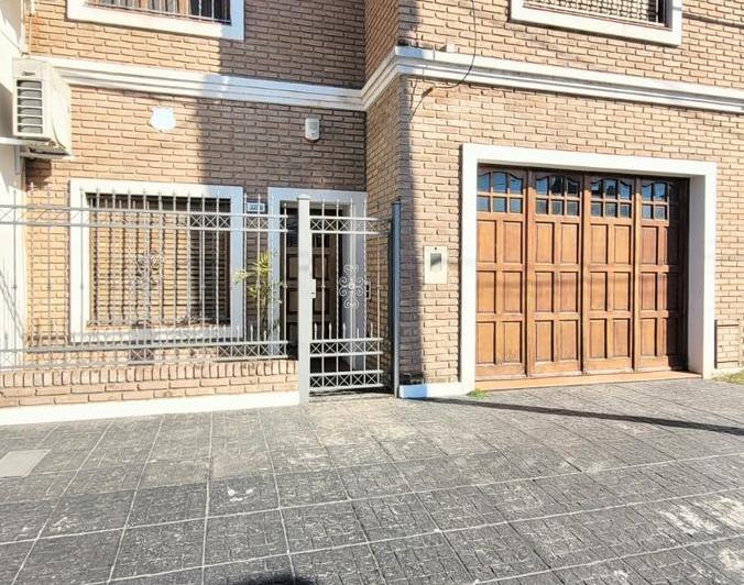 Casa · 290m² · 9 Ambientes · 1 Cochera