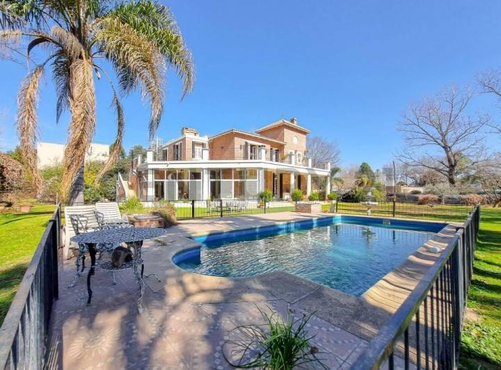 Casa · 413m² · 5 Ambientes · 1 Cochera