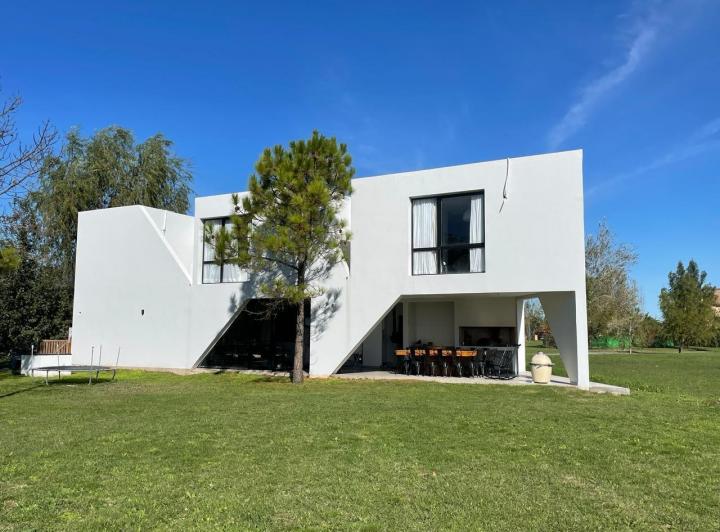 Casa · 242m² · 3 Dormitorios