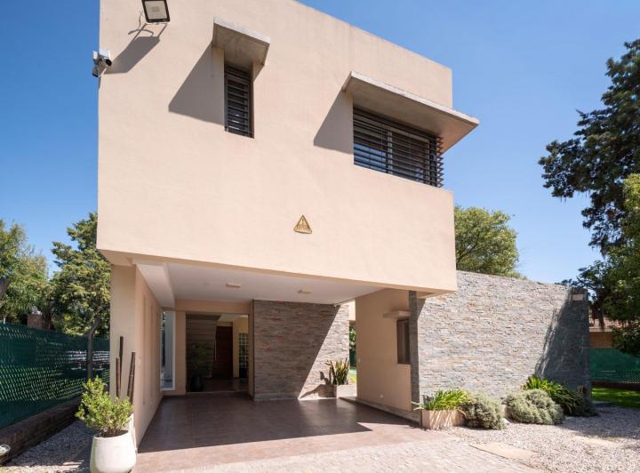 Casa · 203m² · 5 Ambientes · 2 Cocheras