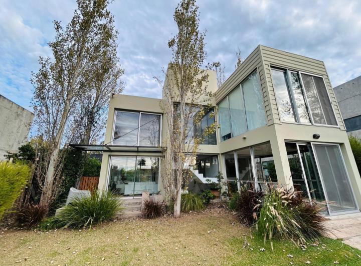Casa · 180m² · 5 Ambientes · 1 Cochera