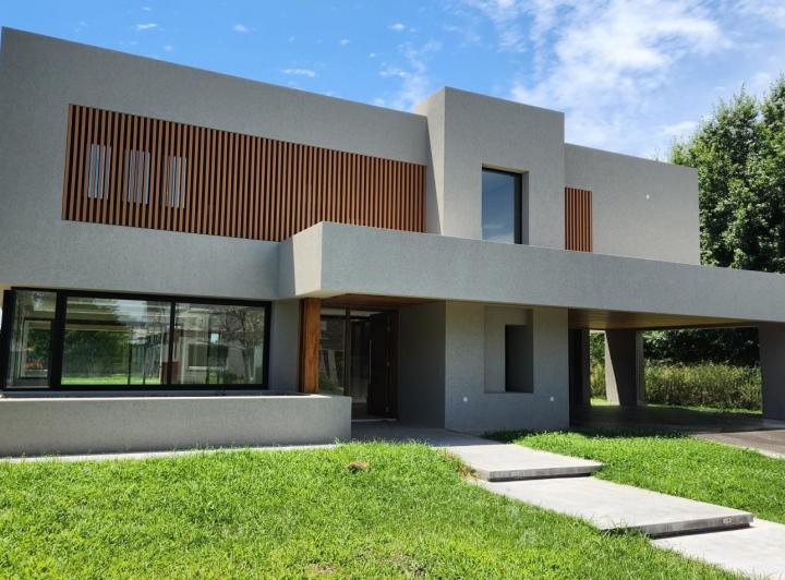 Casa · 334m² · 6 Ambientes · 2 Cocheras