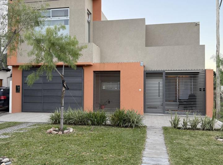 Casa · 271m² · 8 Ambientes · 2 Cocheras