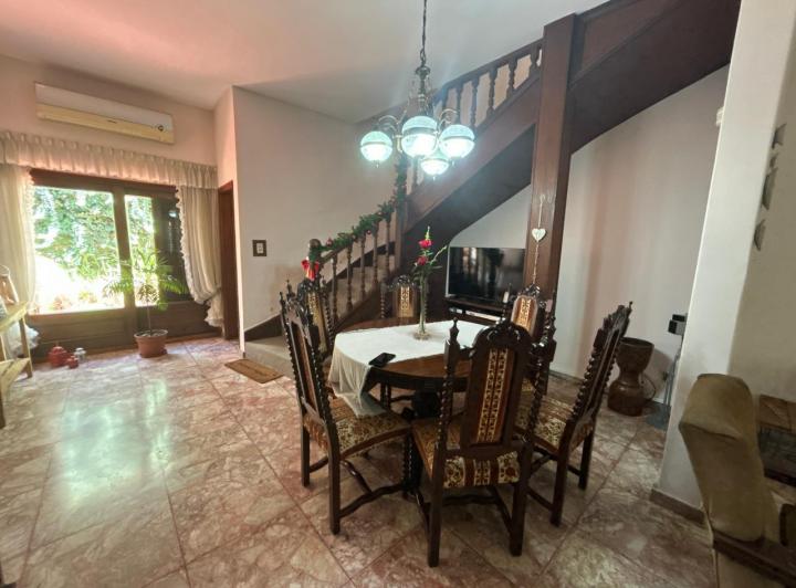 Casa · 217m² · 5 Ambientes · 1 Cochera