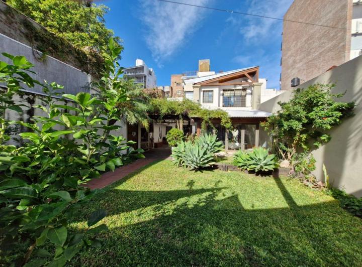 Casa · 340m² · 5 Ambientes · 2 Cocheras