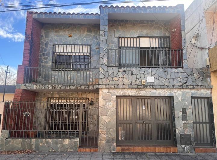 Casa · 212m² · 8 Ambientes · 1 Cochera