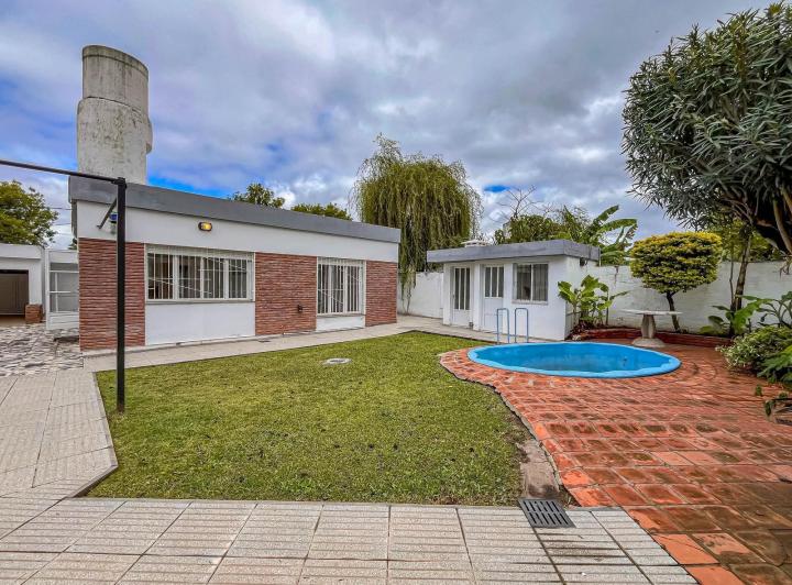Casa · 243m² · 7 Ambientes · 1 Cochera