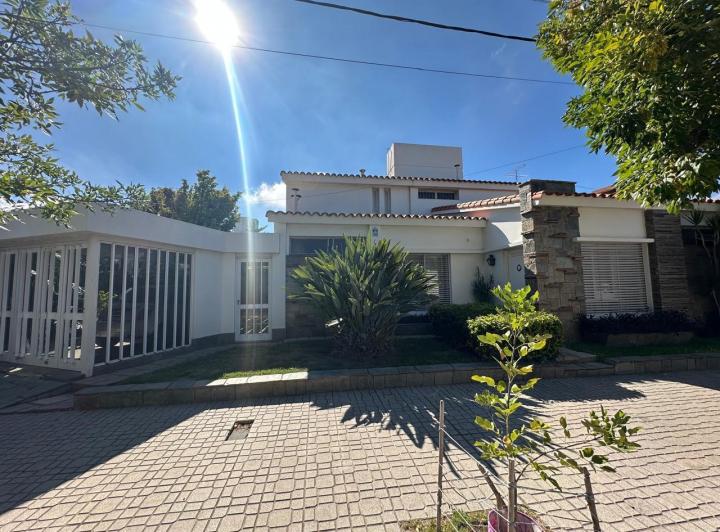 Casa · 141m² · 5 Ambientes · 1 Cochera