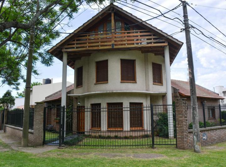 Casa · 302m² · 4 Dormitorios · 2 Cocheras