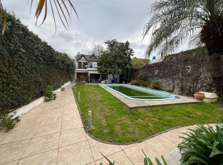 Casa · 280m² · 10 Ambientes · 2 Cocheras