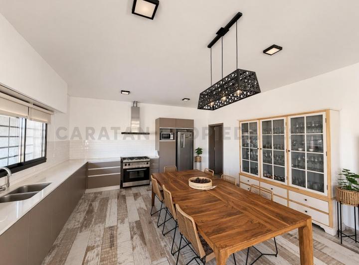 Casa · 240m² · 4 Ambientes · 2 Cocheras