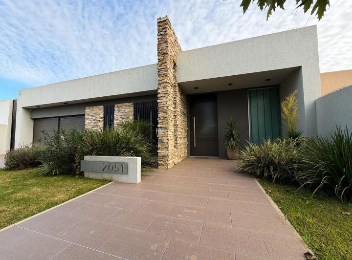 Casa · 411m² · 5 Ambientes · 1 Cochera