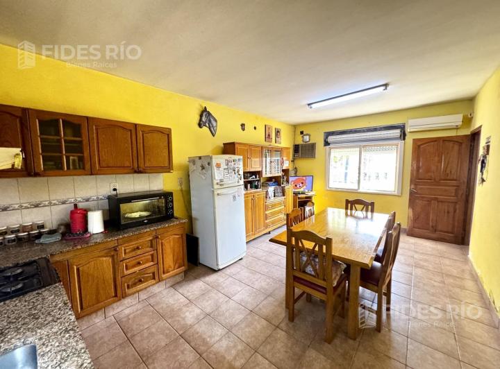 Casa · 200m² · 6 Ambientes · 2 Cocheras