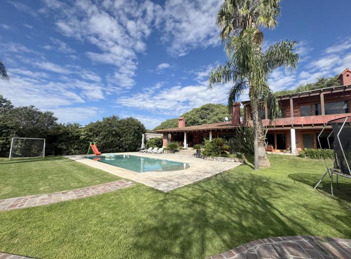 Casa · 1178m² · 8 Ambientes · 1 Cochera