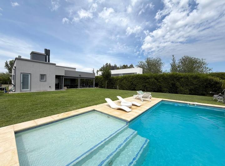 Casa · 130m² · 5 Ambientes · 3 Cocheras