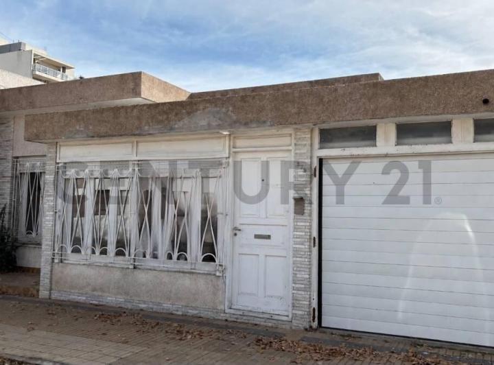 Casa · 225m² · 6 Ambientes · 2 Cocheras