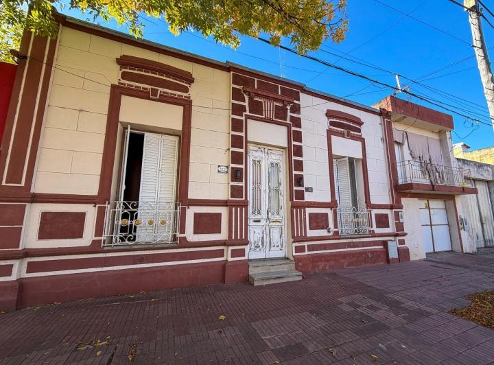 Casa · 352m² · 8 Ambientes · 1 Cochera
