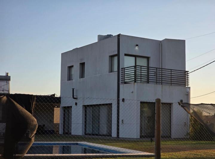 Casa · 180m² · 3 Ambientes · 2 Cocheras