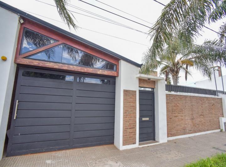 Casa · 220m² · 9 Ambientes · 1 Cochera
