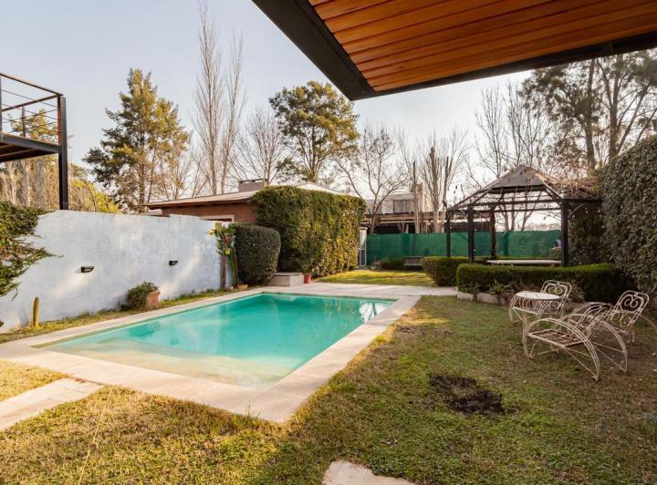 Casa · 135m² · 9 Ambientes · 4 Cocheras