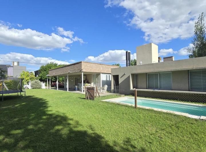 Casa · 139m² · 6 Ambientes · 3 Cocheras