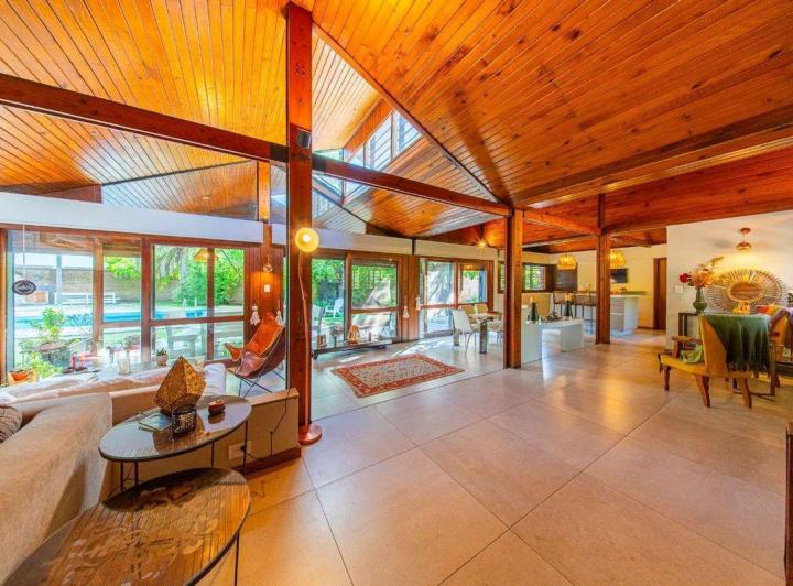 Casa · 328m² · 6 Ambientes · 1 Cochera