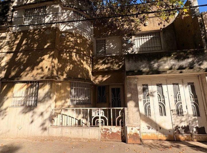 Casa · 232m² · 9 Ambientes · 1 Cochera