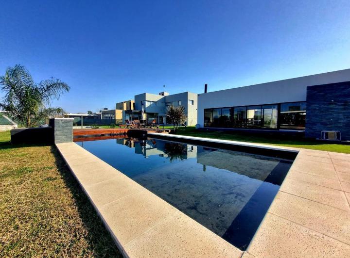 Casa · 161m² · 6 Ambientes · 2 Cocheras