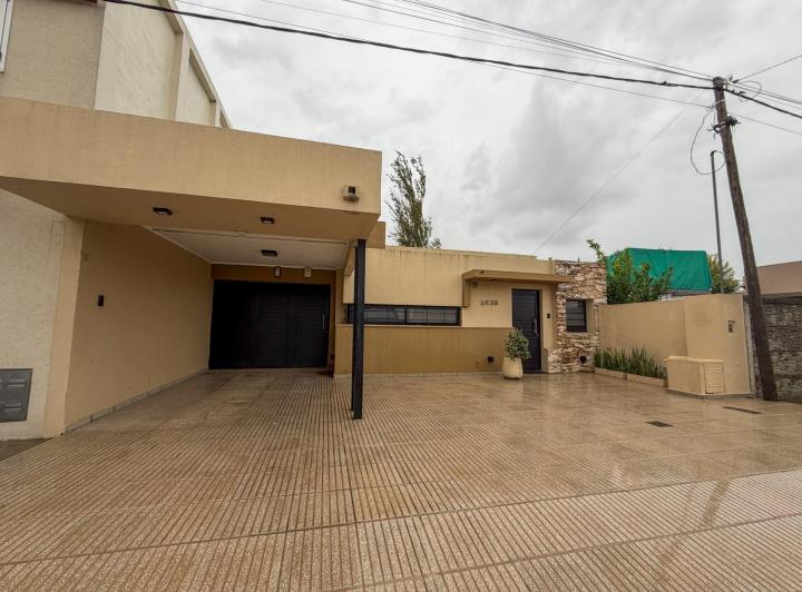 Casa · 200m² · 5 Ambientes · 2 Cocheras