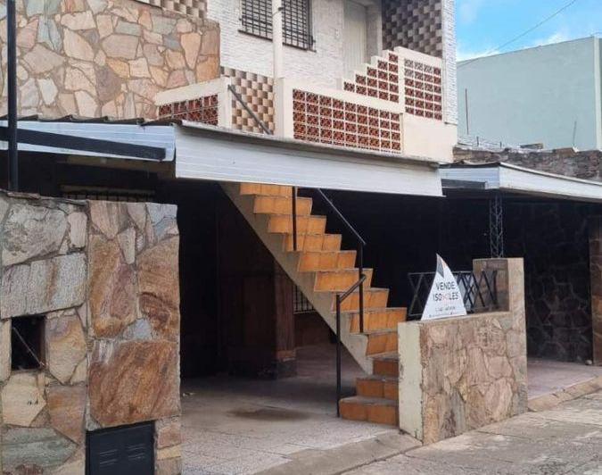 Casa · 200m² · 6 Ambientes · 1 Cochera
