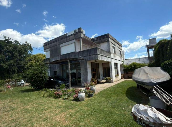 Casa · 240m² · 8 Ambientes · 2 Cocheras