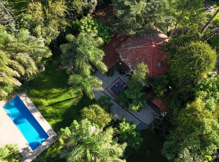 Casa · 2400m² · 3 Dormitorios · 2 Cocheras