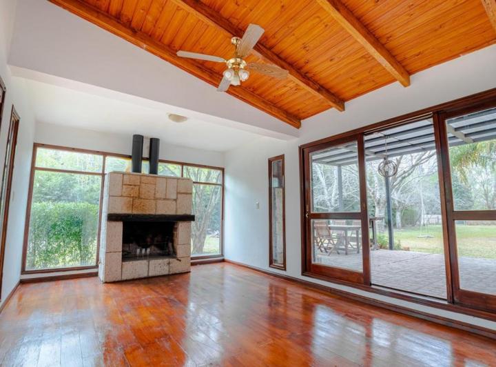 Casa · 250m² · 4 Ambientes · 6 Cocheras
